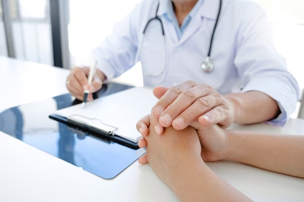 Paciente e médico conversando para tirar dúvidas sobre o câncer de mama.